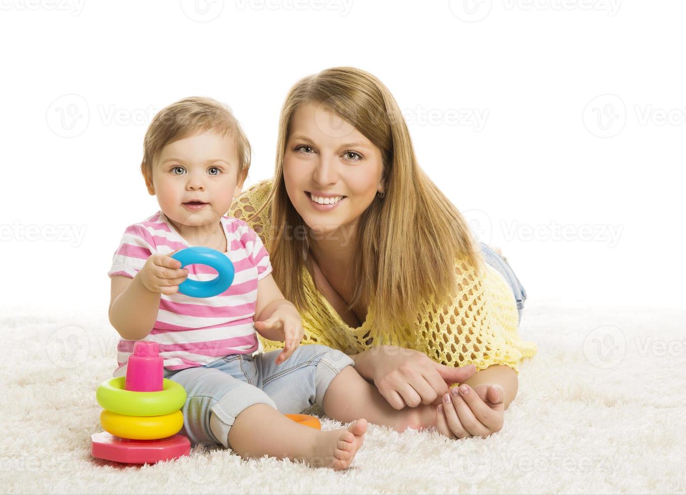 bambino madre, bambino che gioca a blocchi giocattolo, giovane famiglia e bambino foto
