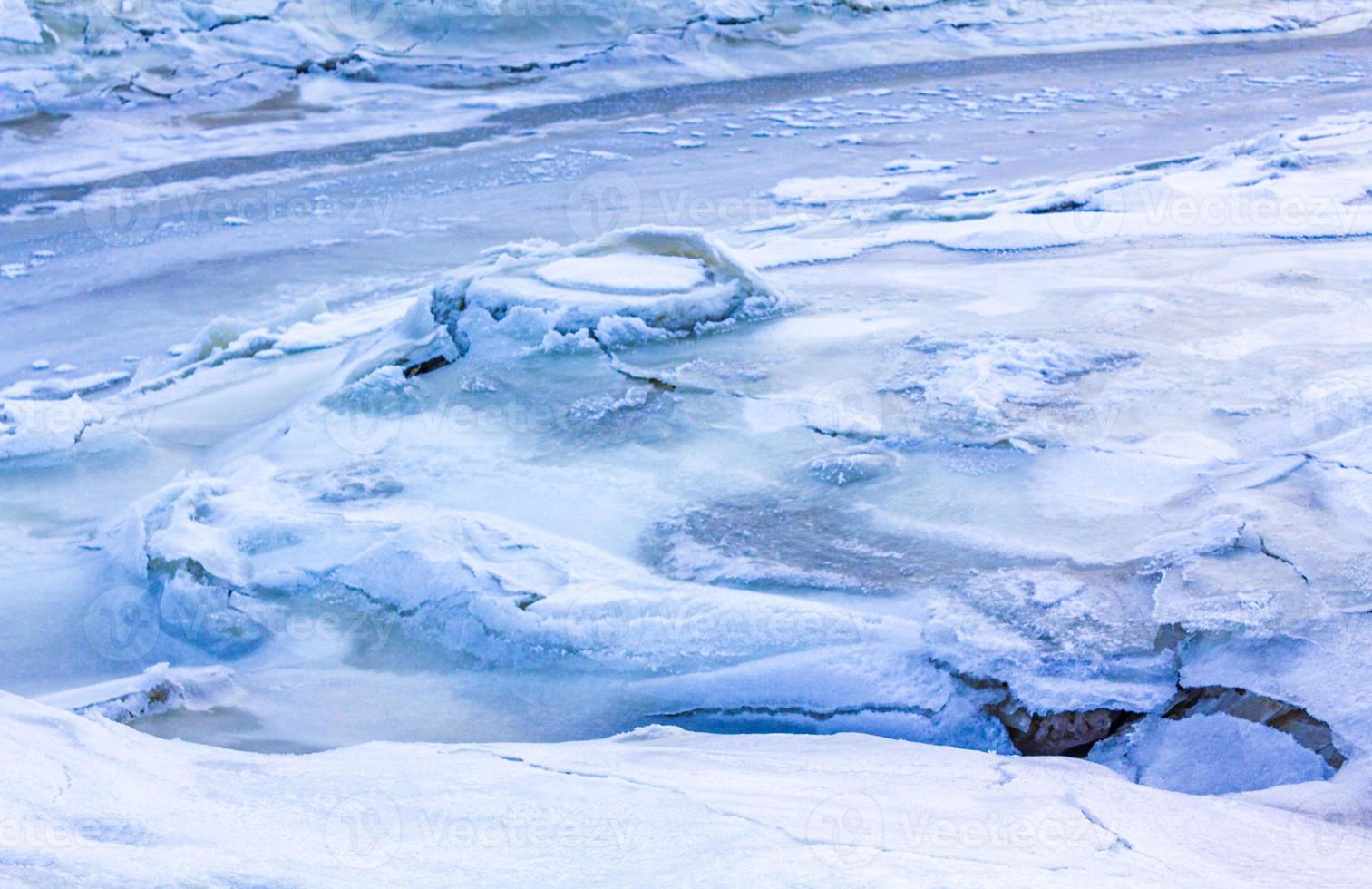 congelato fiume mare su diga neve ghiaccio floes glassa Ghiaccio. foto