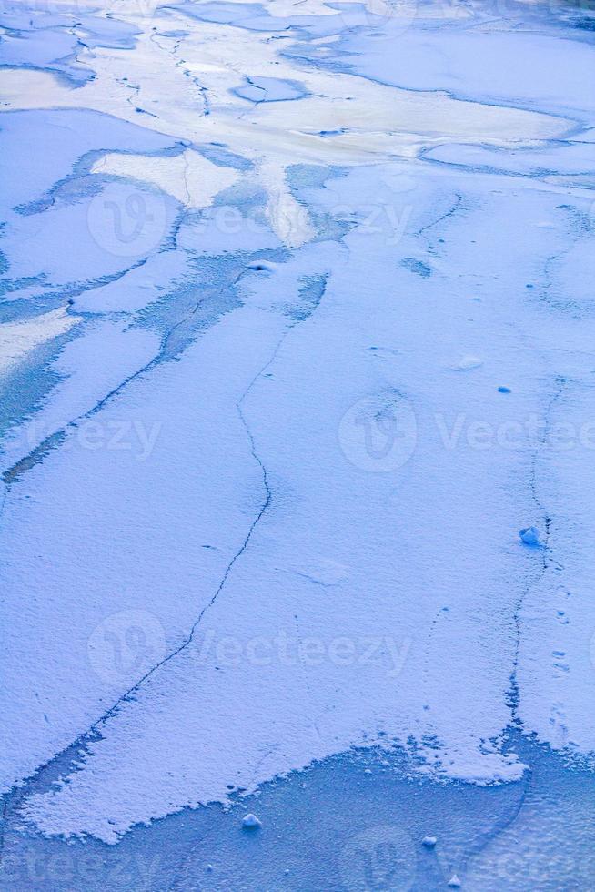 congelato fiume mare su diga neve ghiaccio floes glassa Ghiaccio. foto