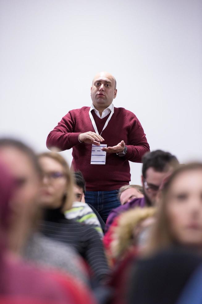 riuscito uomo d'affari dando presentazioni a conferenza camera foto