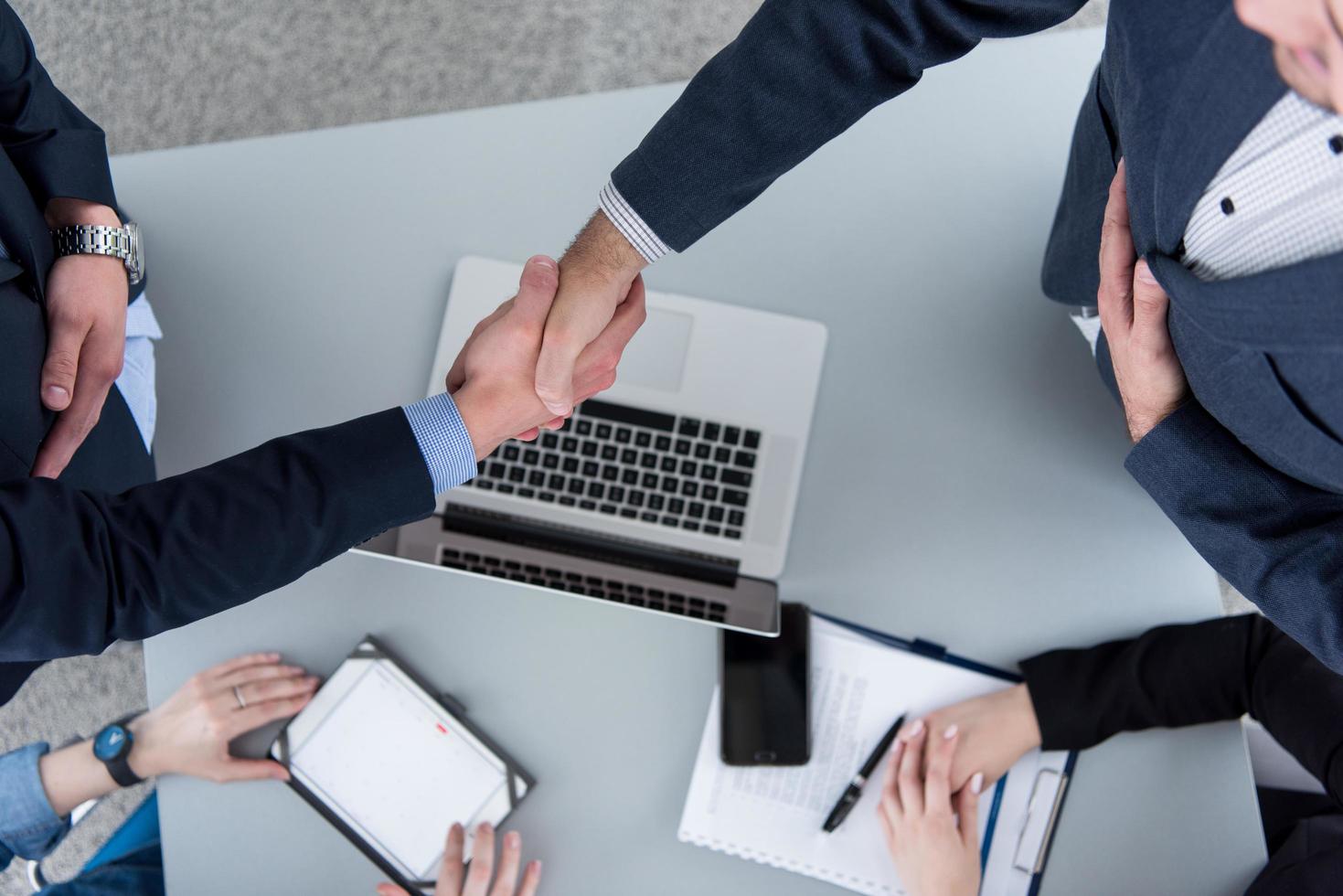 chiusura dell'affare nella vista dall'alto degli interni dell'ufficio moderno foto