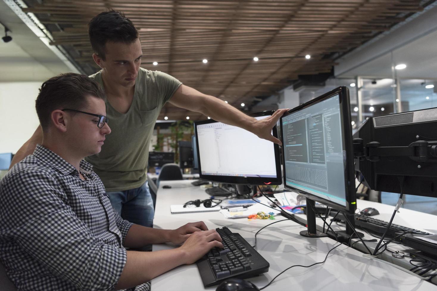 avviare attività commerciale persone gruppo Lavorando come squadra per trova soluzione foto