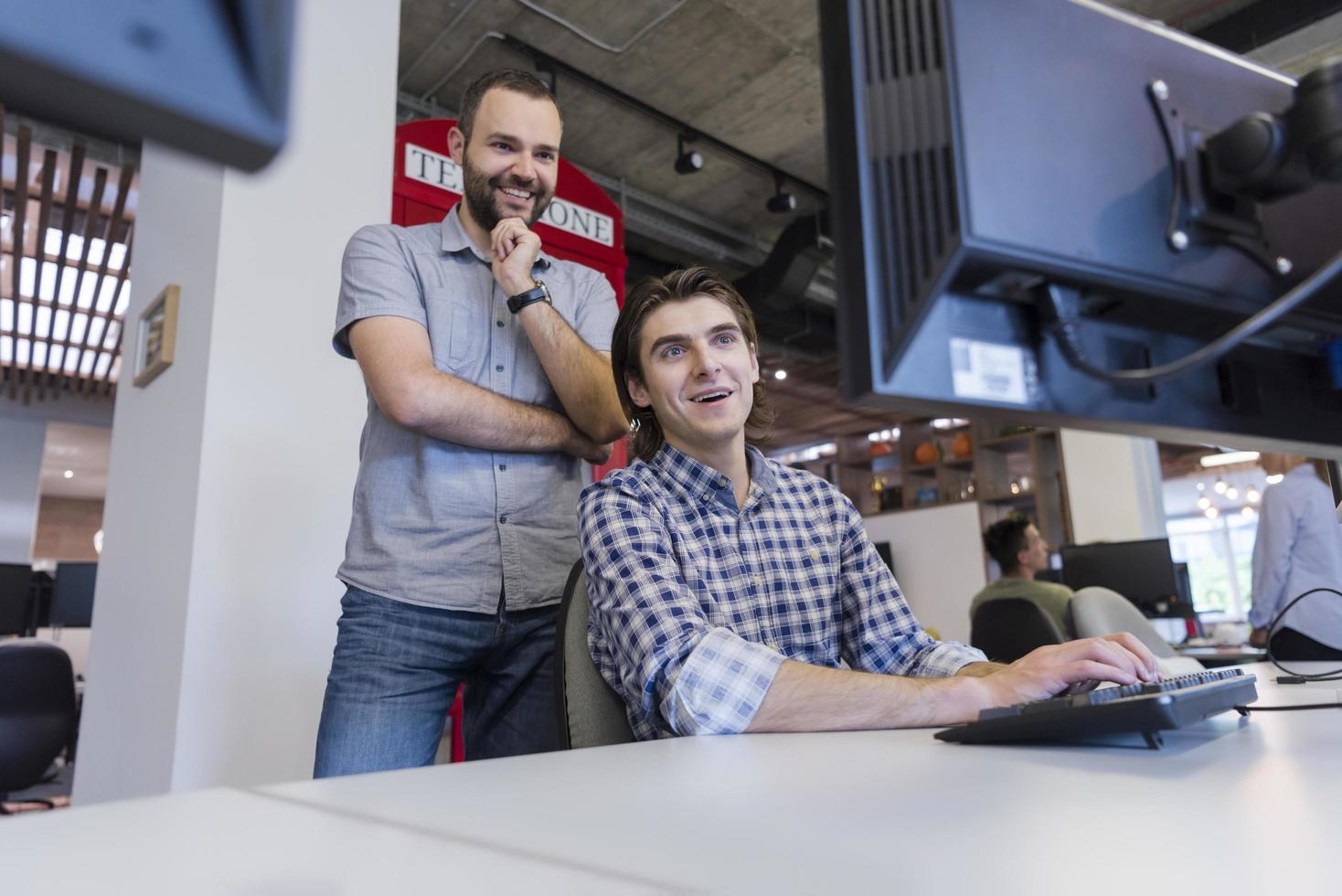 avviare attività commerciale persone gruppo Lavorando come squadra per trova soluzione foto