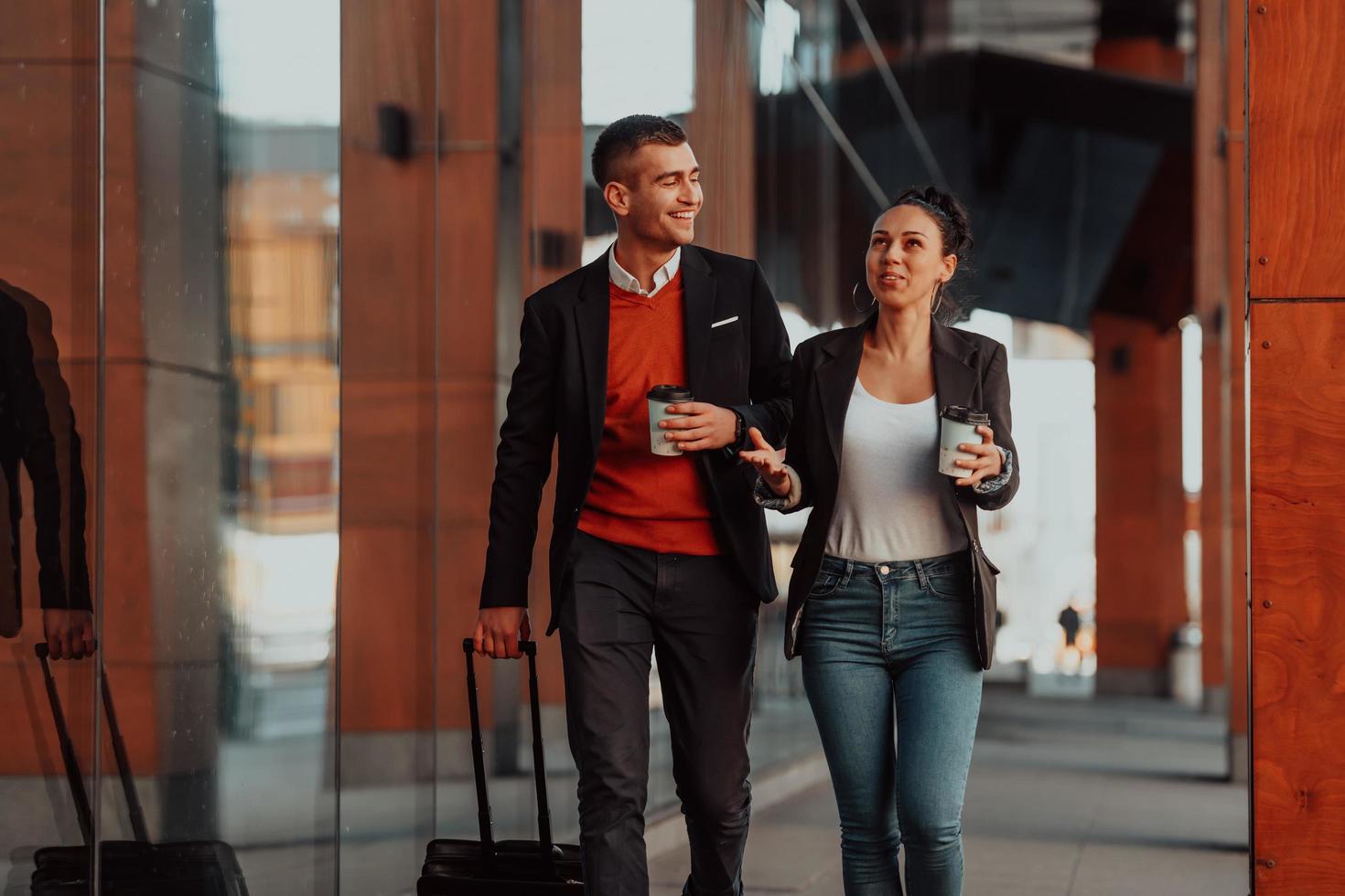 attività commerciale uomo e attività commerciale donna parlando e Tenere bagaglio in viaggio su un' attività commerciale viaggio foto