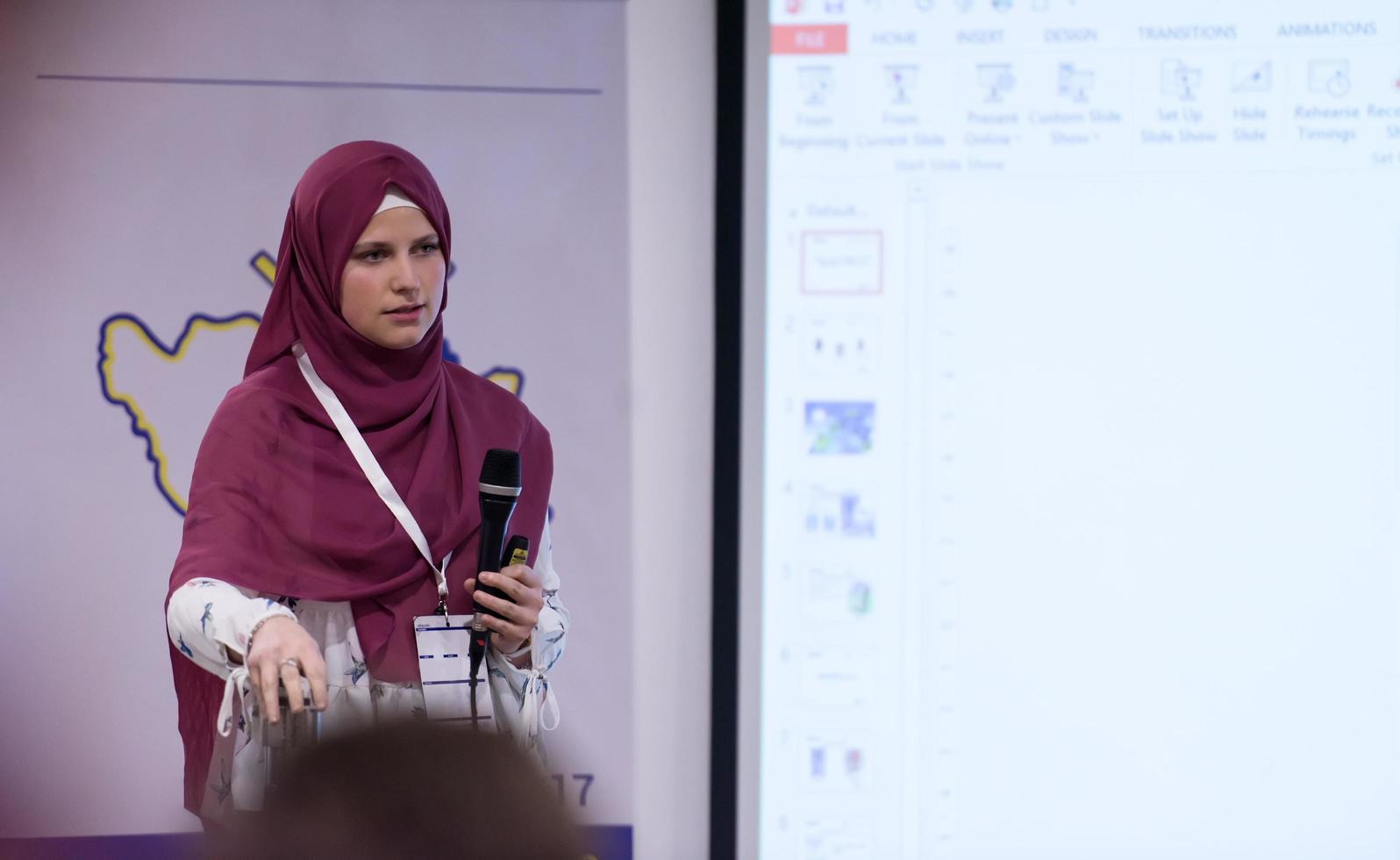 musulmano donna d'affari dando presentazioni foto