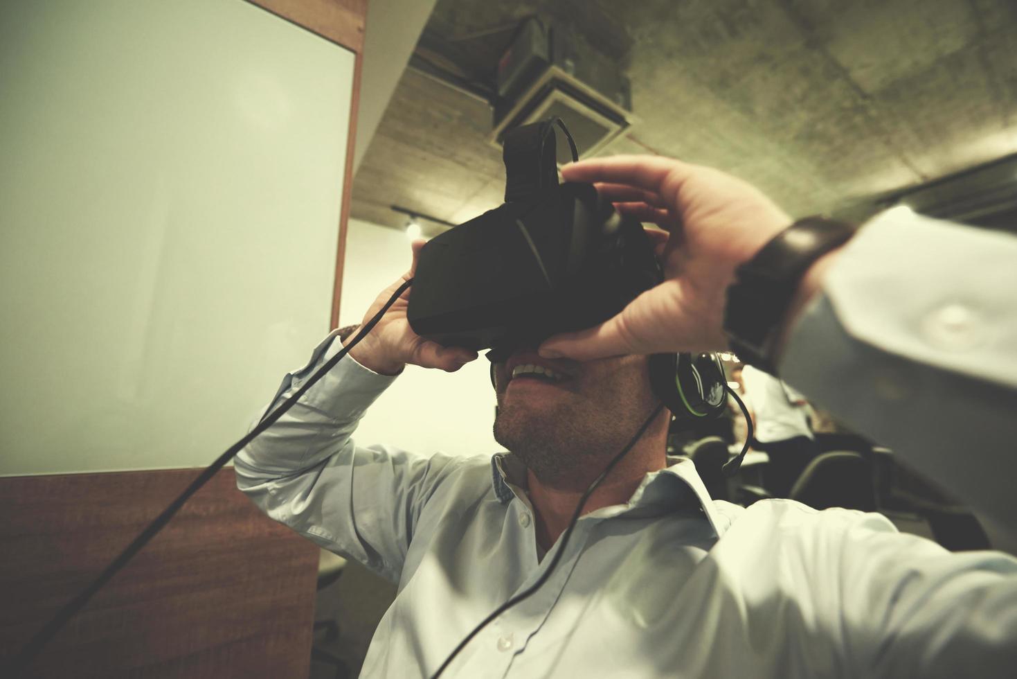 uomo utilizzando virtuale la realtà aggeggio computer bicchieri foto
