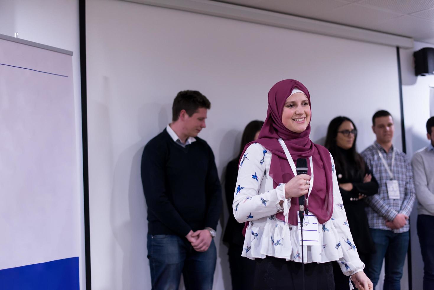 musulmano donna d'affari dando presentazioni foto