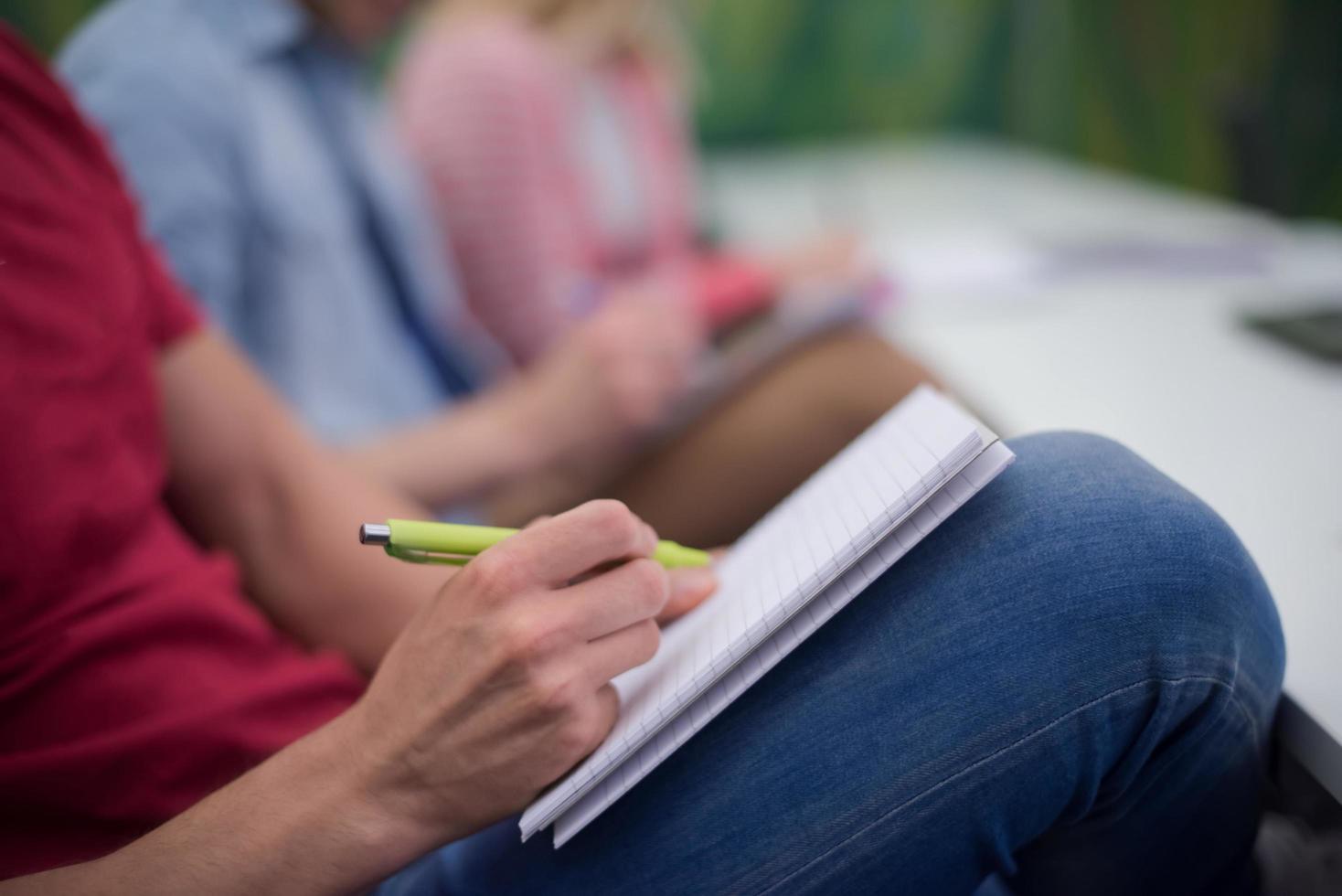 maschio alunno assunzione Appunti nel aula foto