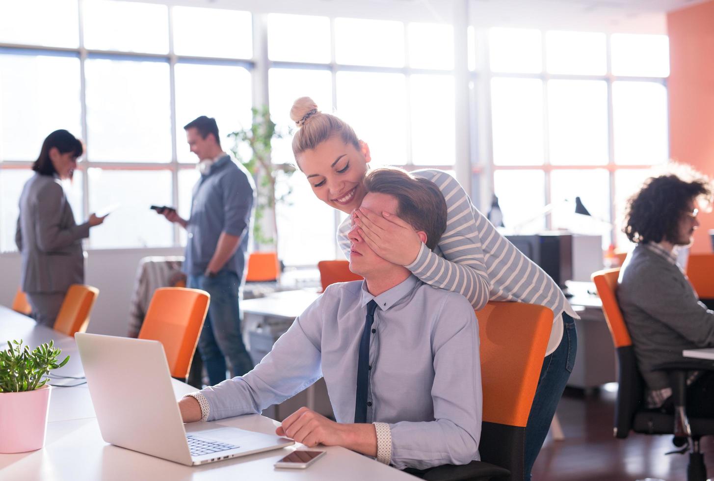 Due attività commerciale persone Lavorando con il computer portatile nel ufficio foto