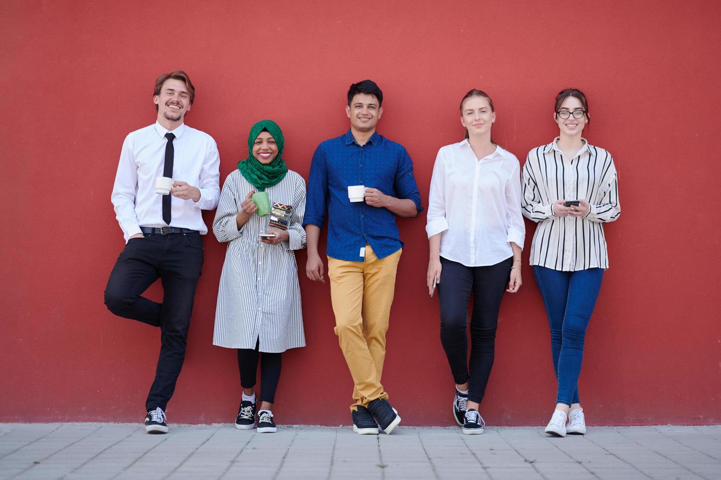 multietnico gruppo di casuale attività commerciale persone durante caffè rompere foto