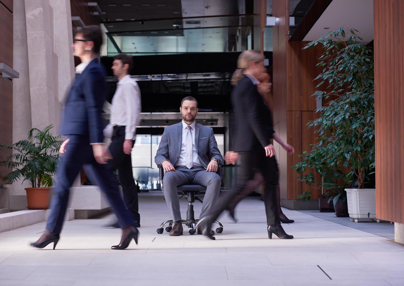 attività commerciale uomo seduta nel ufficio sedia, persone gruppo passaggio di foto