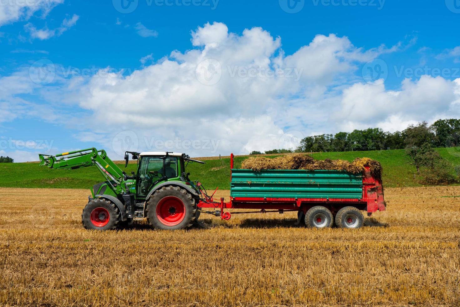 combinare mietitore Lavorando su un' campo foto