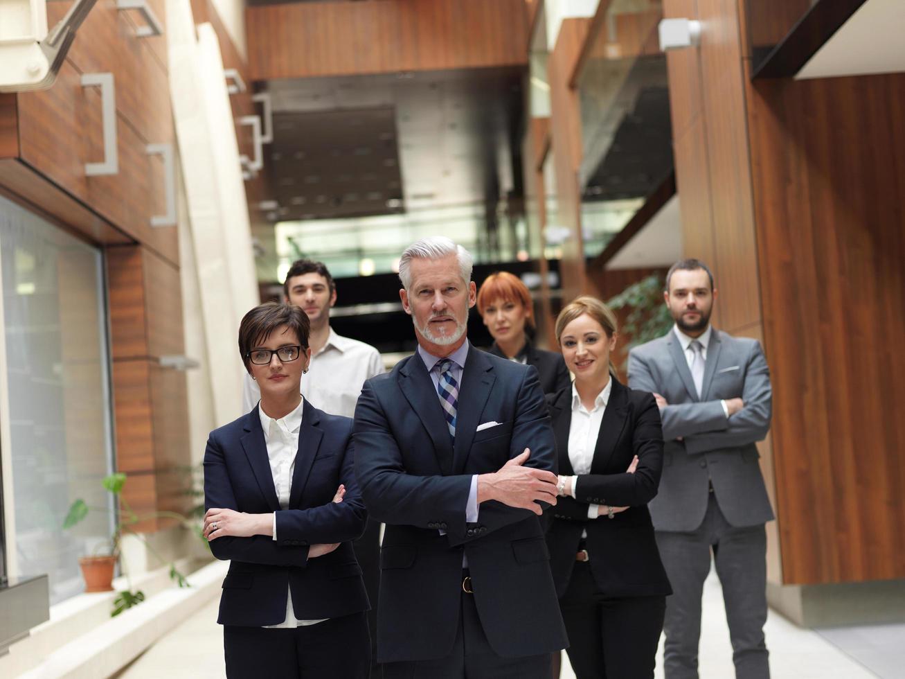 anziano attività commerciale uomo con il suo squadra a ufficio foto