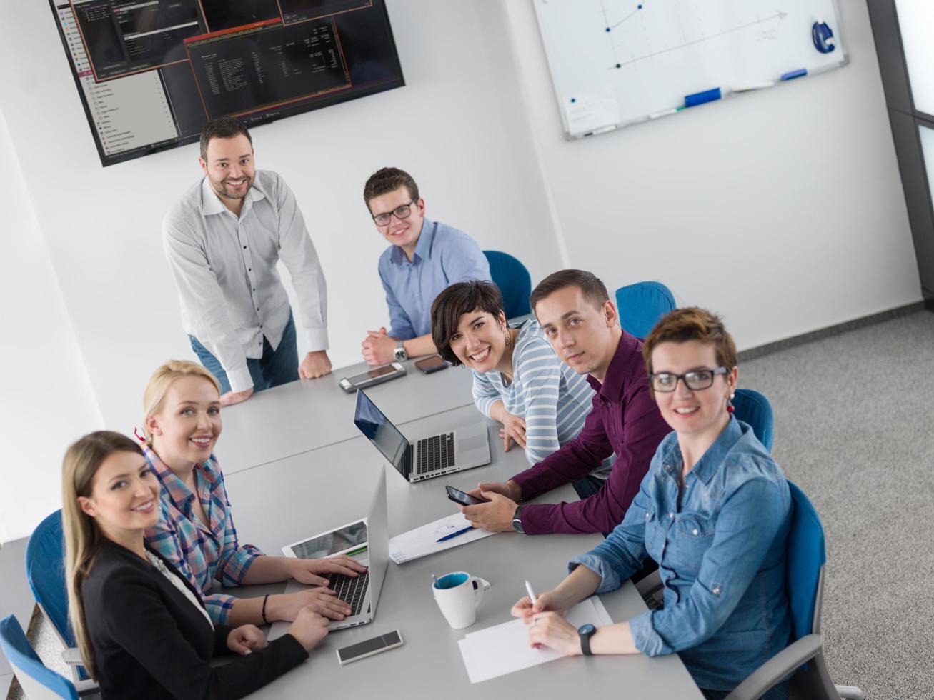 team aziendale in occasione di una riunione in un moderno edificio per uffici foto