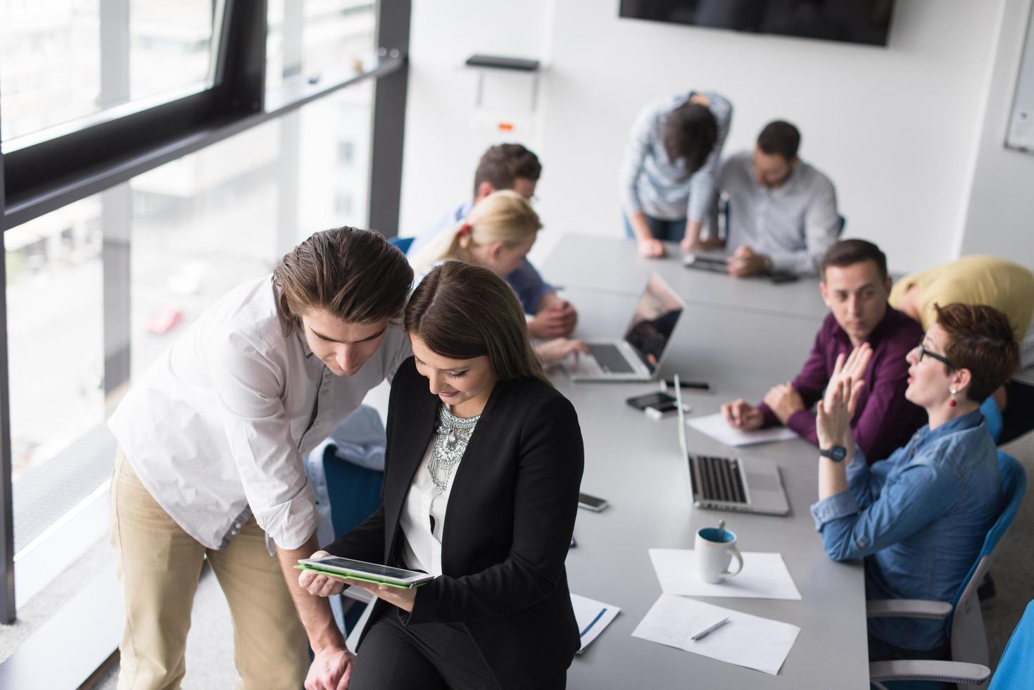 attività commerciale persone Lavorando con tavoletta nel ufficio foto