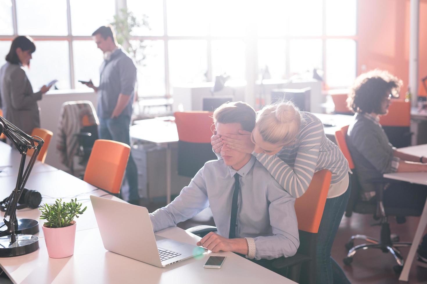 Due attività commerciale persone Lavorando con il computer portatile nel ufficio foto