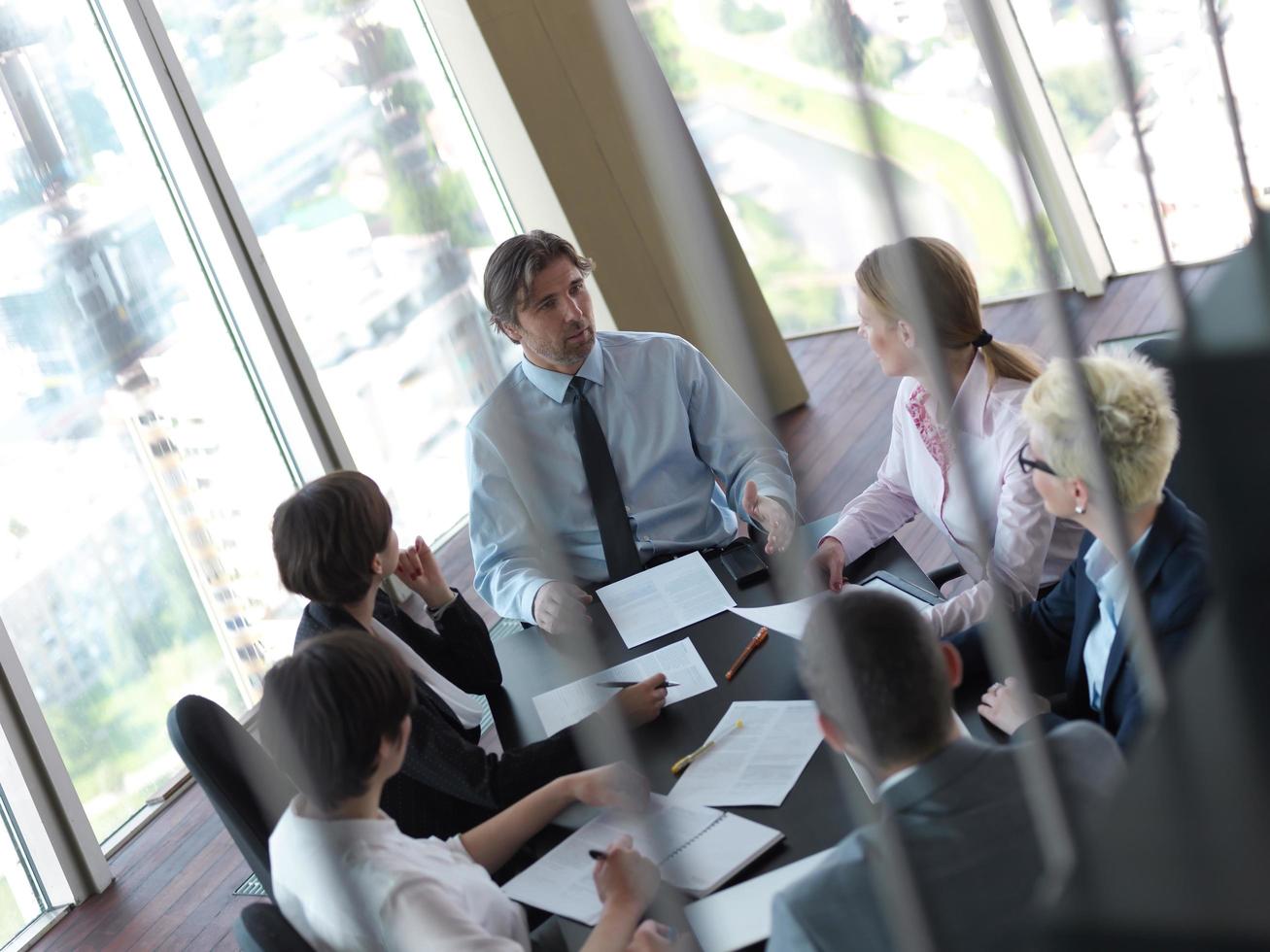 attività commerciale persone gruppo su incontro a luminosa moderno ufficio foto