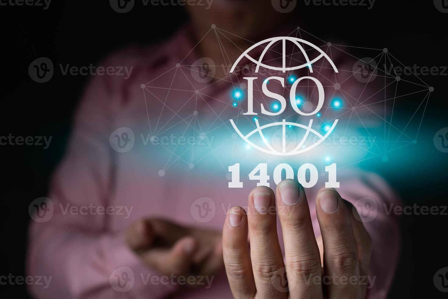 un' uomo d'affari Tenere il iso 14001 ambiente icona, grafico leggero Internet globale icona, standard qualità documento controllo per organizzazione e industria gestione prodotti, copia spazio per testo foto