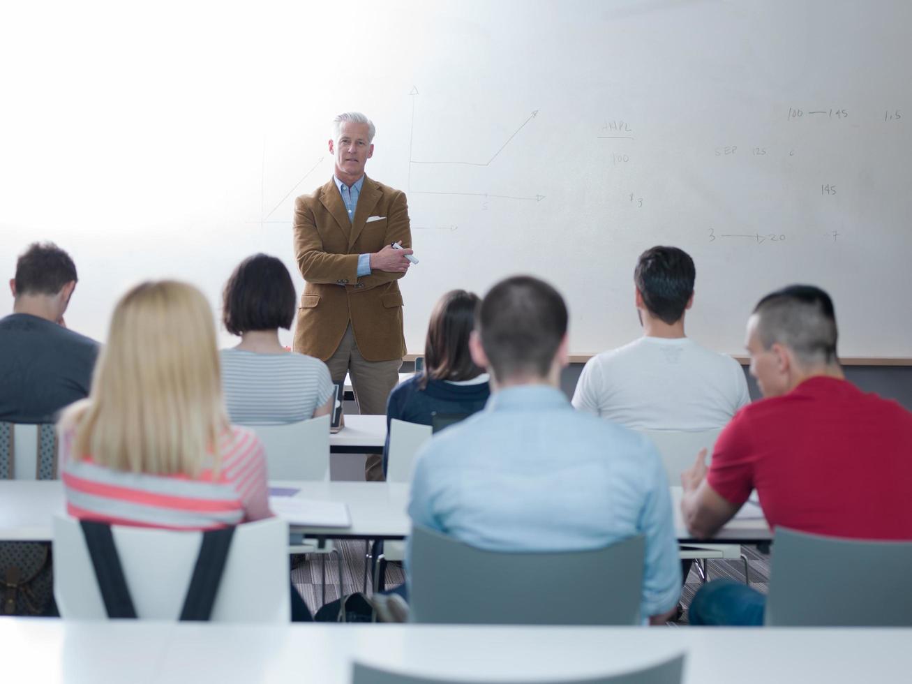 insegnante con un' gruppo di studenti nel aula foto