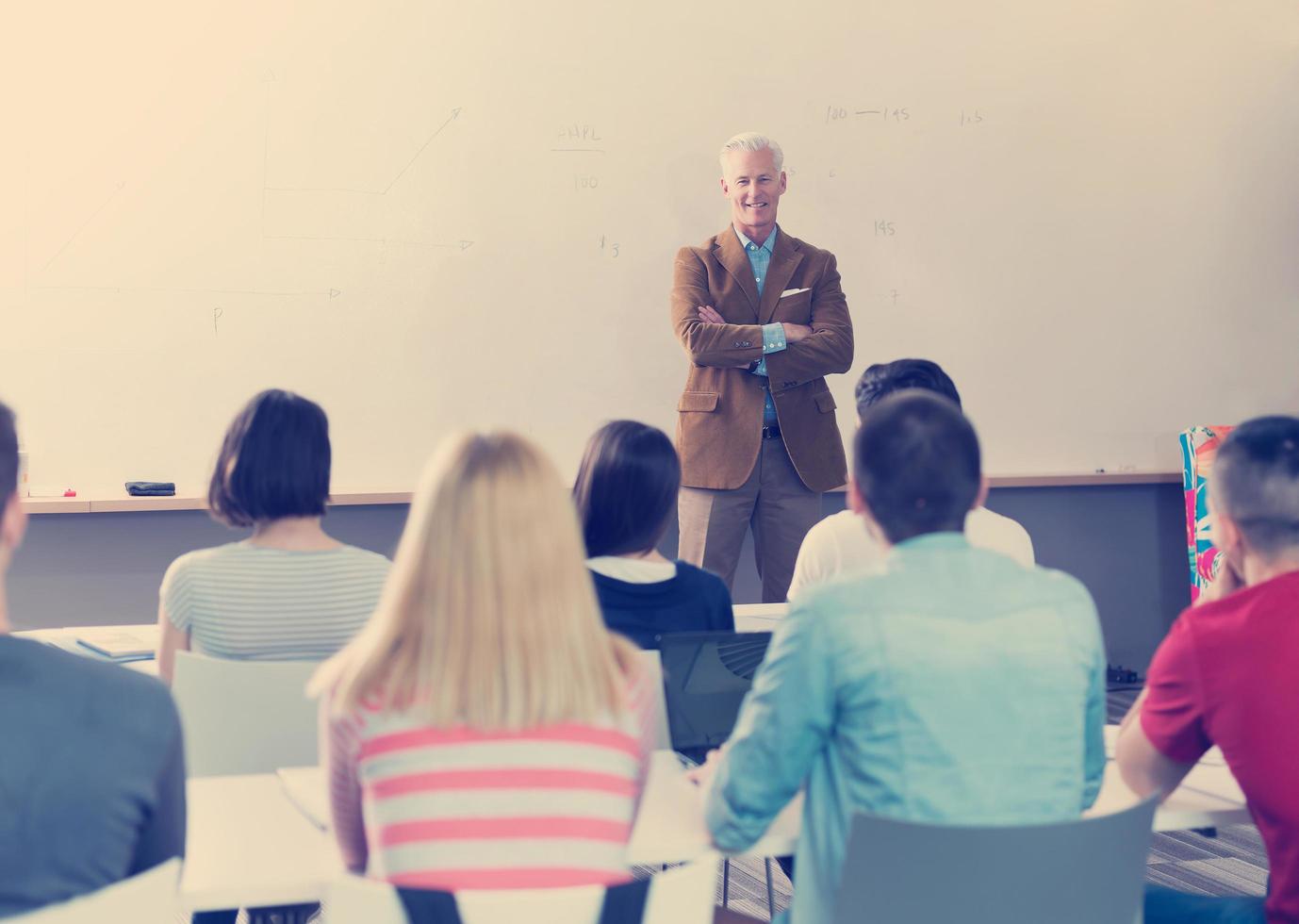 insegnante con un' gruppo di studenti nel aula foto