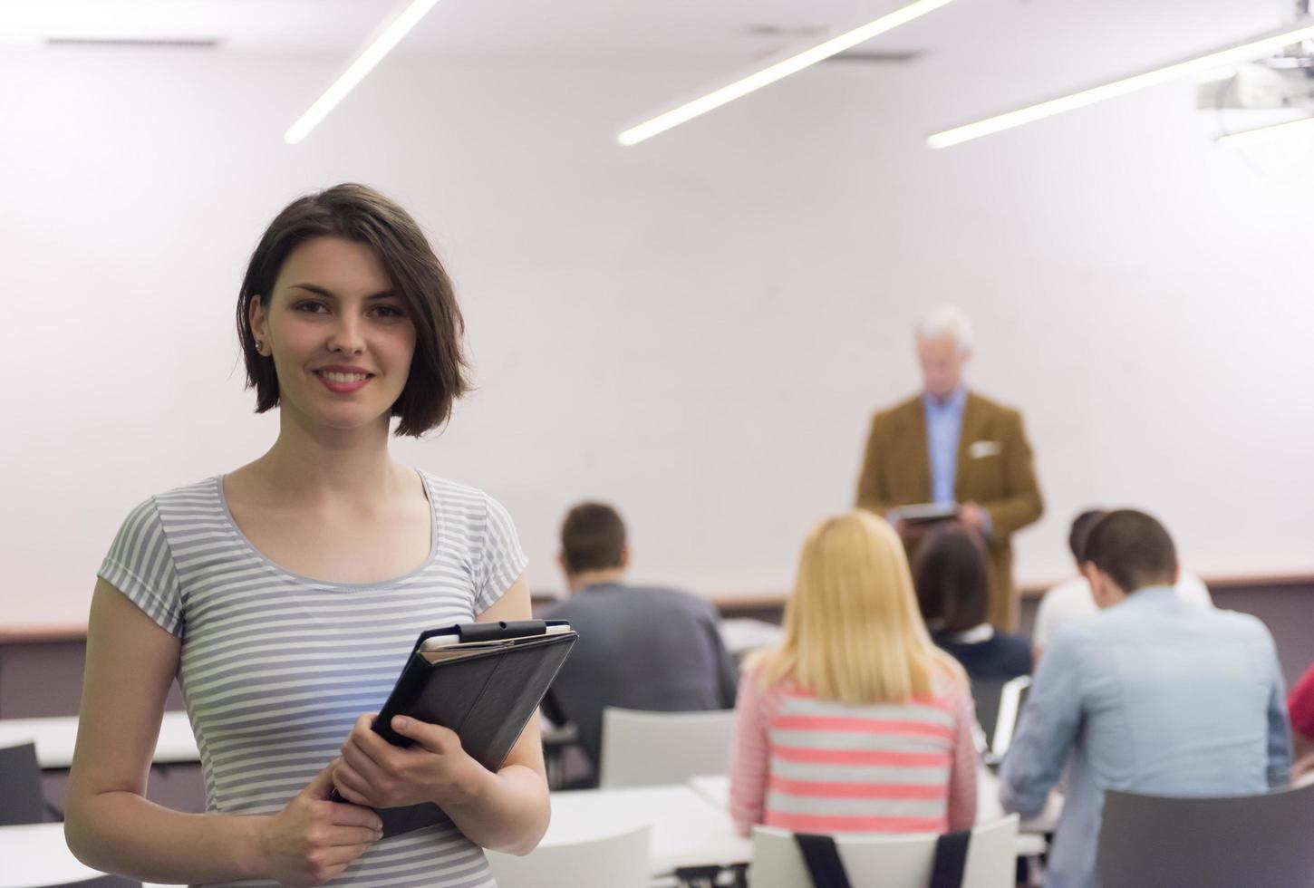 ritratto di contento femmina alunno nel aula foto