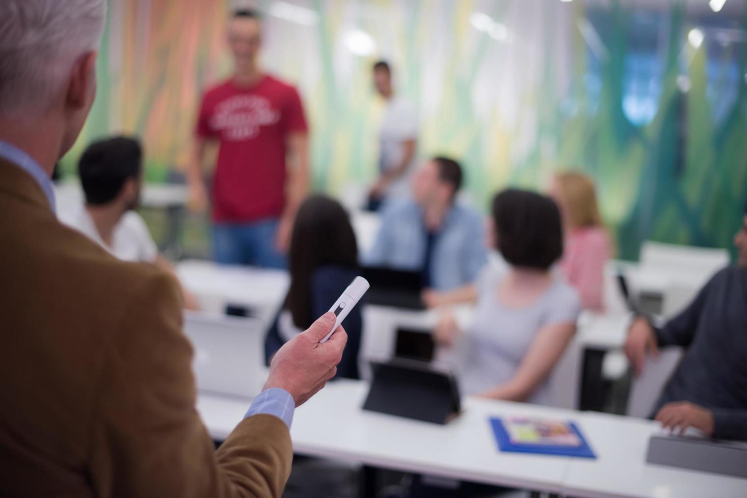 insegnante con un' gruppo di studenti nel aula foto