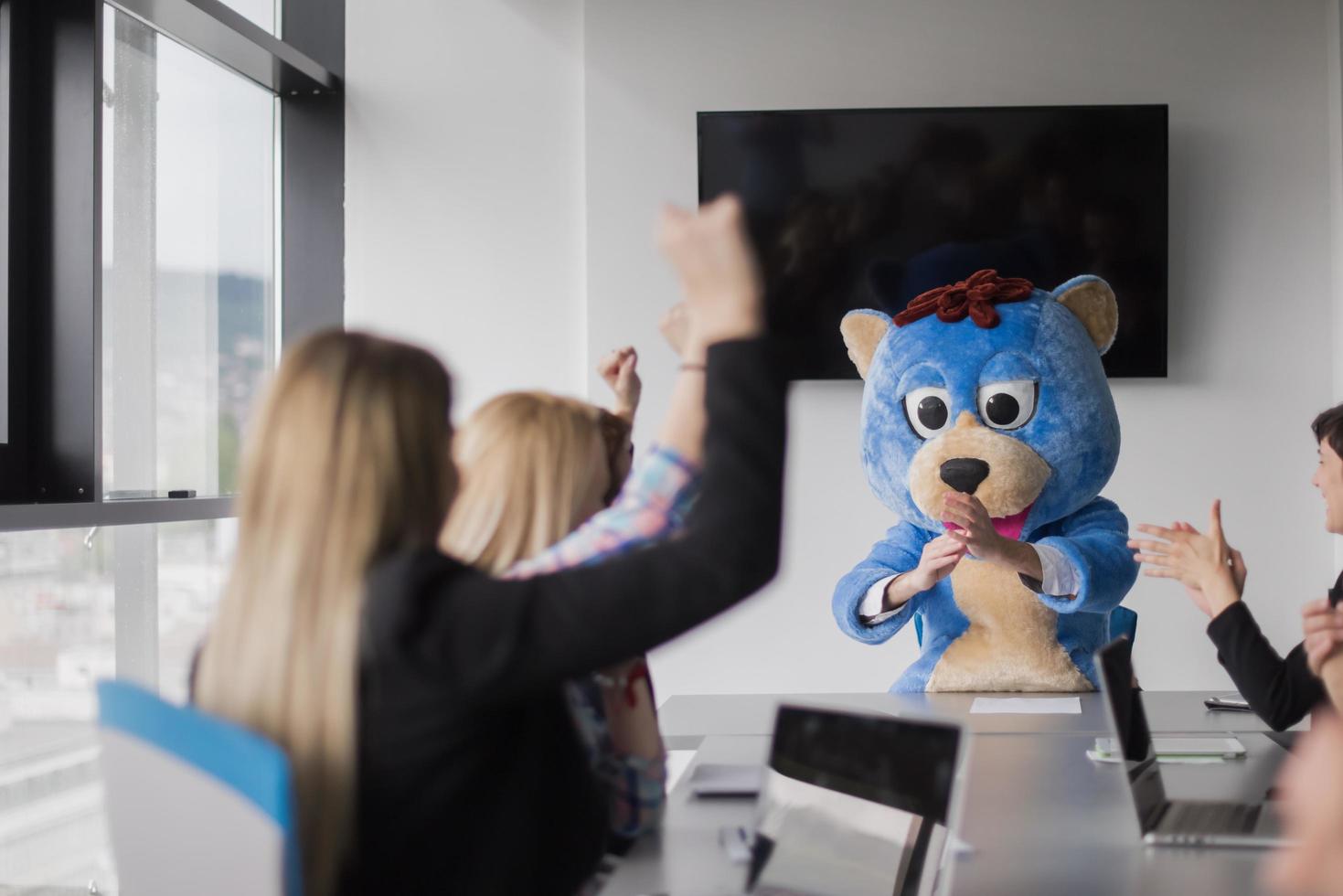 capo vestito come orso avendo divertimento con attività commerciale persone nel di moda ufficio foto