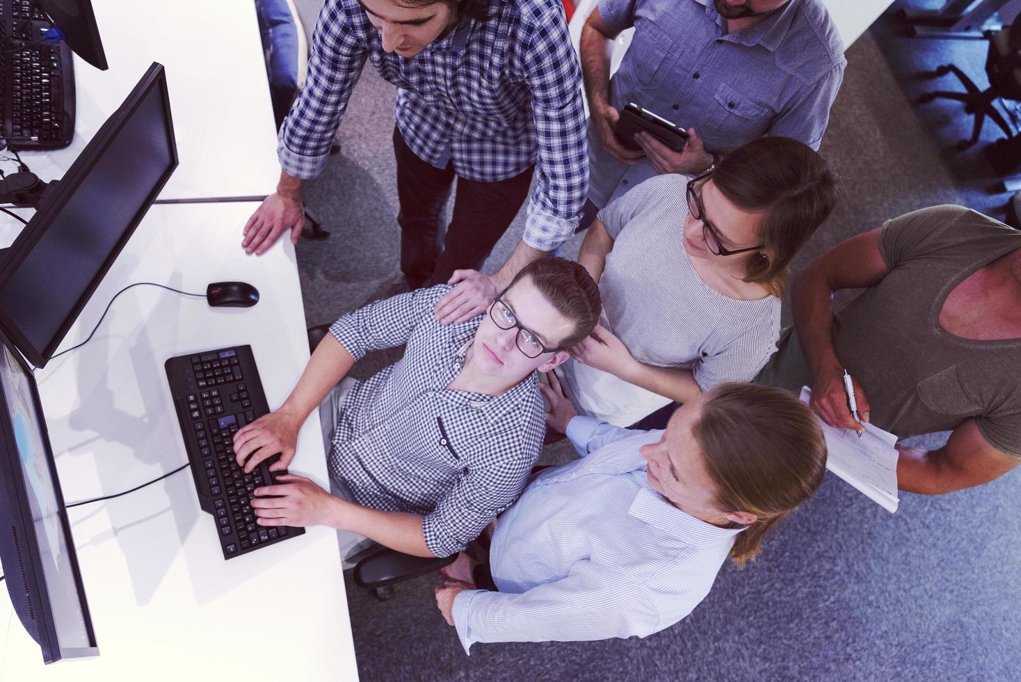 avviare attività commerciale persone gruppo Lavorando come squadra per trova soluzione foto