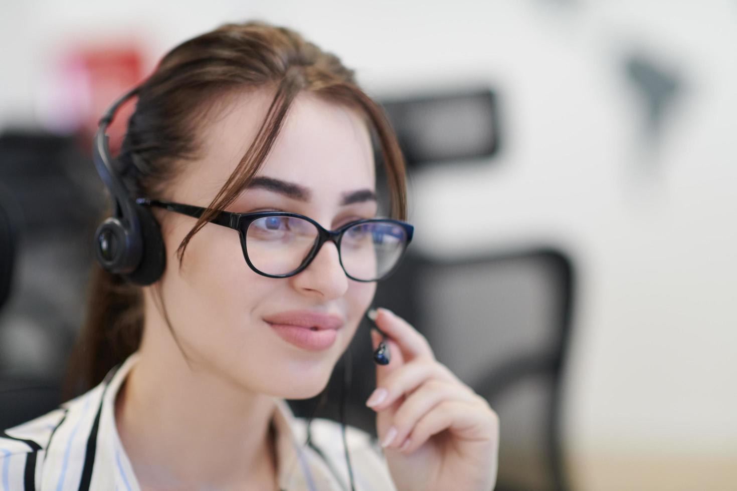 attività commerciale donna con auricolari a opera foto