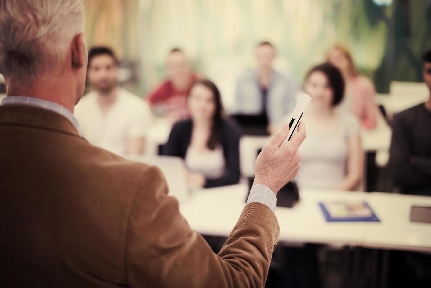 insegnante con un' gruppo di studenti nel aula foto