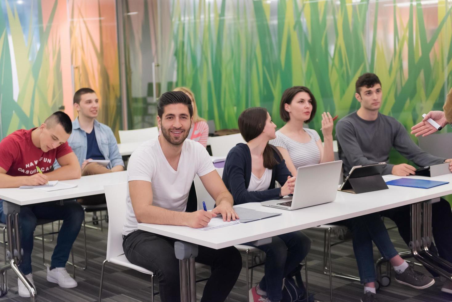 studenti gruppo studia foto