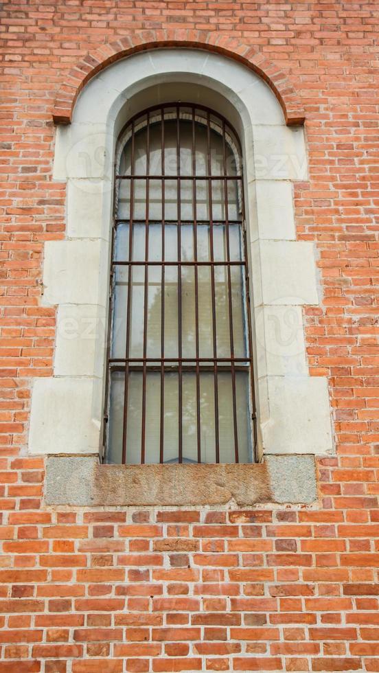 finestra di ferro sul muro di mattoni foto