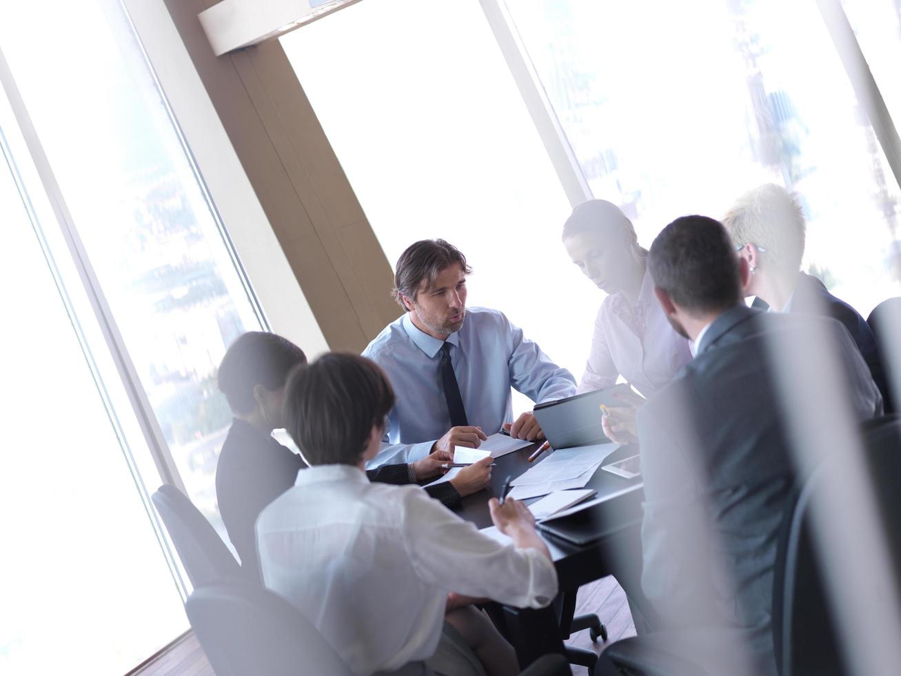 attività commerciale persone gruppo su incontro a luminosa moderno ufficio foto