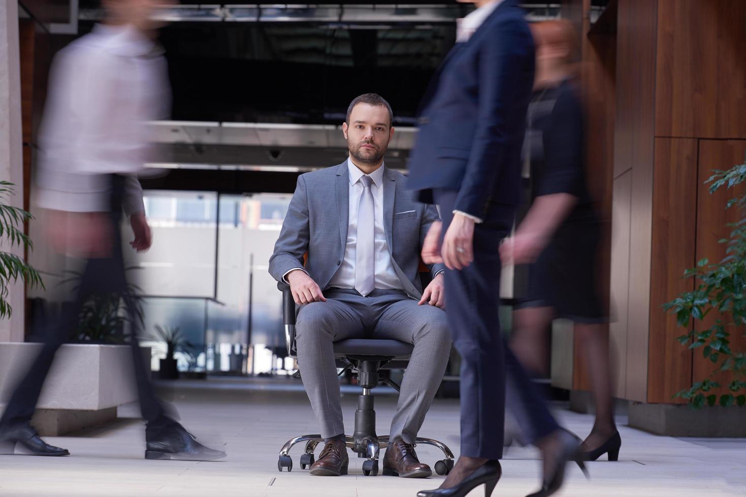 attività commerciale uomo seduta nel ufficio sedia, persone gruppo passaggio di foto