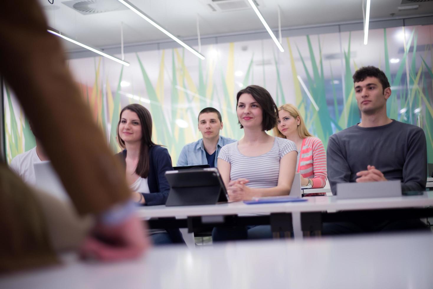 insegnante con un' gruppo di studenti nel aula foto