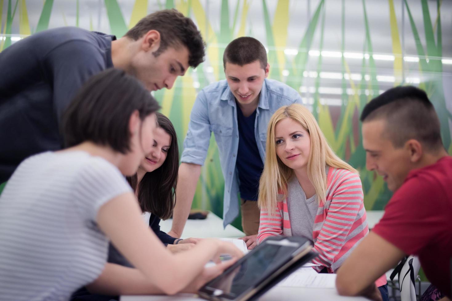 studenti gruppo studia foto