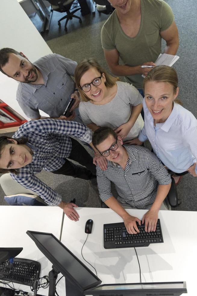 avviare attività commerciale persone gruppo Lavorando come squadra per trova soluzione foto