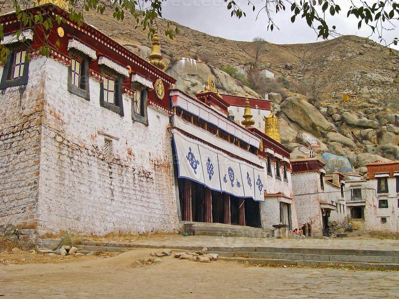 lhasa, tibet, monastero di sera foto