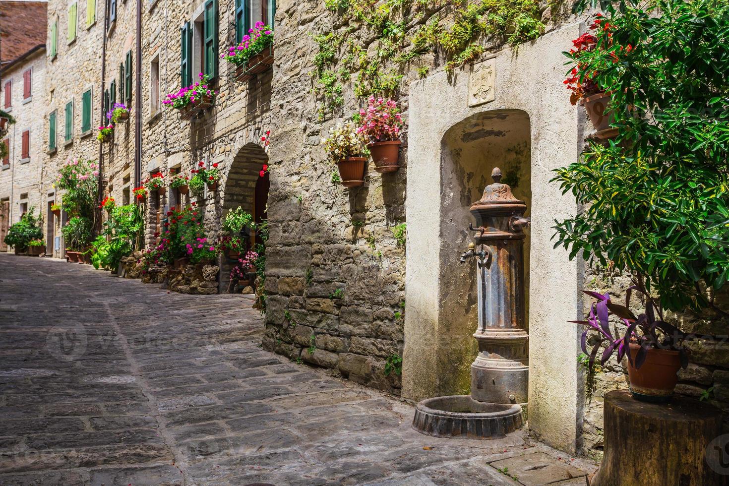 strada italiana in una piccola città di provincia della Toscana foto