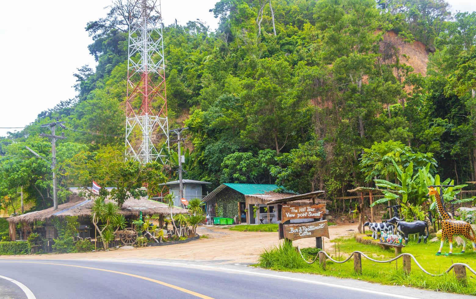 sakhu Phuket Tailandia 2018 paesaggio paesaggio urbano panorama strade macchine edifici foresta natura Phuket Tailandia. foto