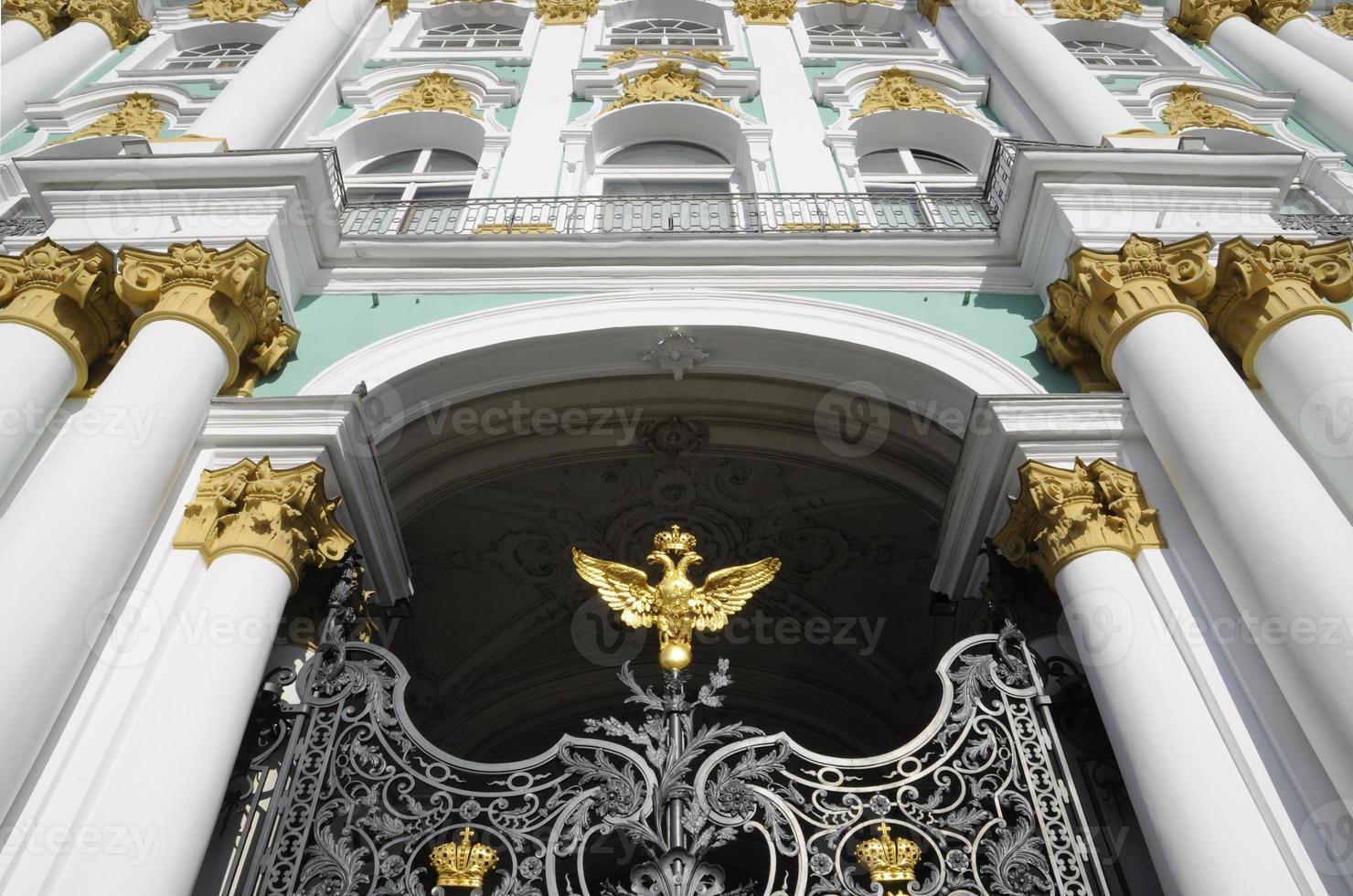vista frontale, cancelli del palazzo d'inverno, st. petersburg, russia foto