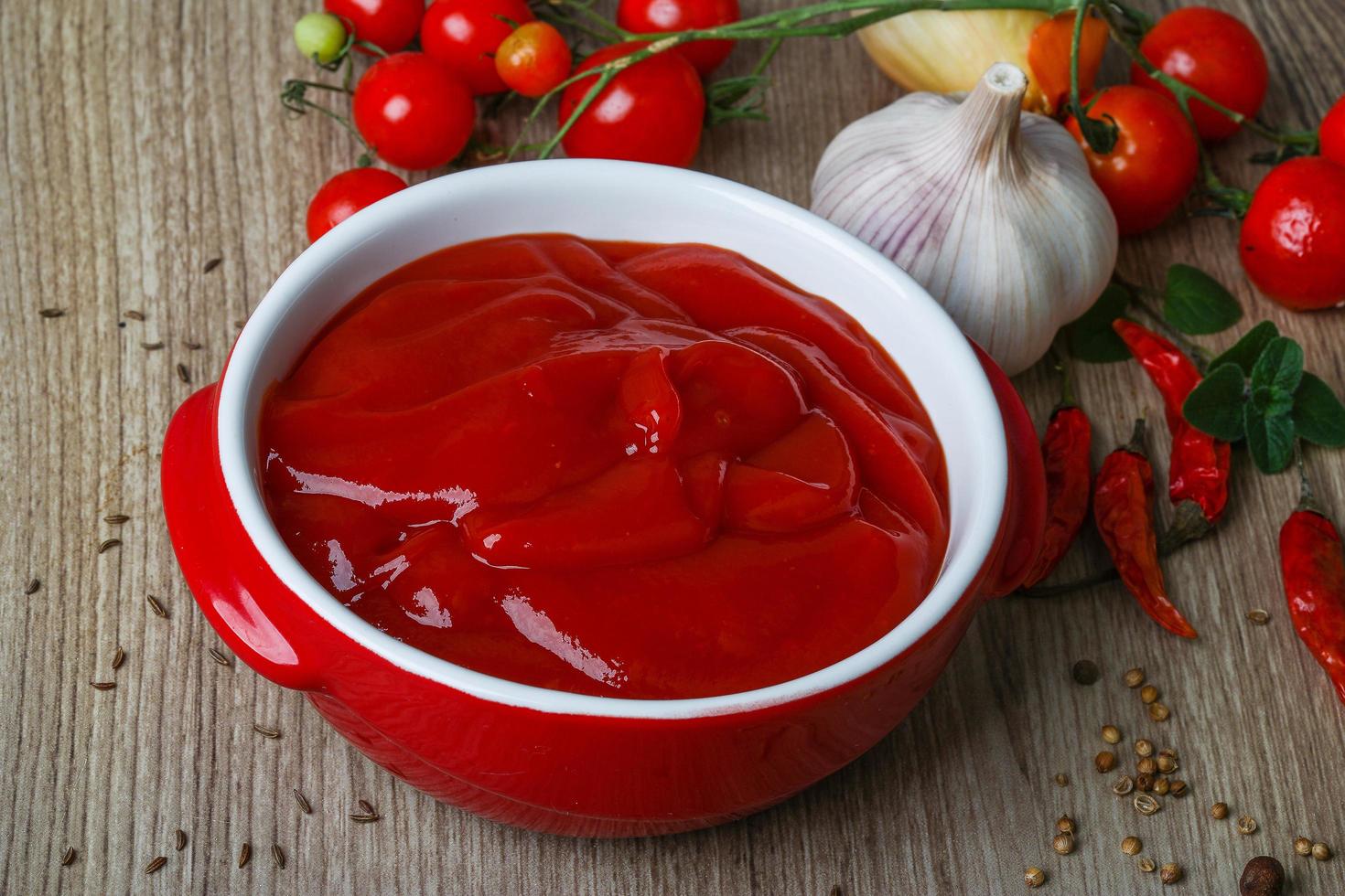 pomodoro ketchup nel un' ciotola su di legno sfondo foto