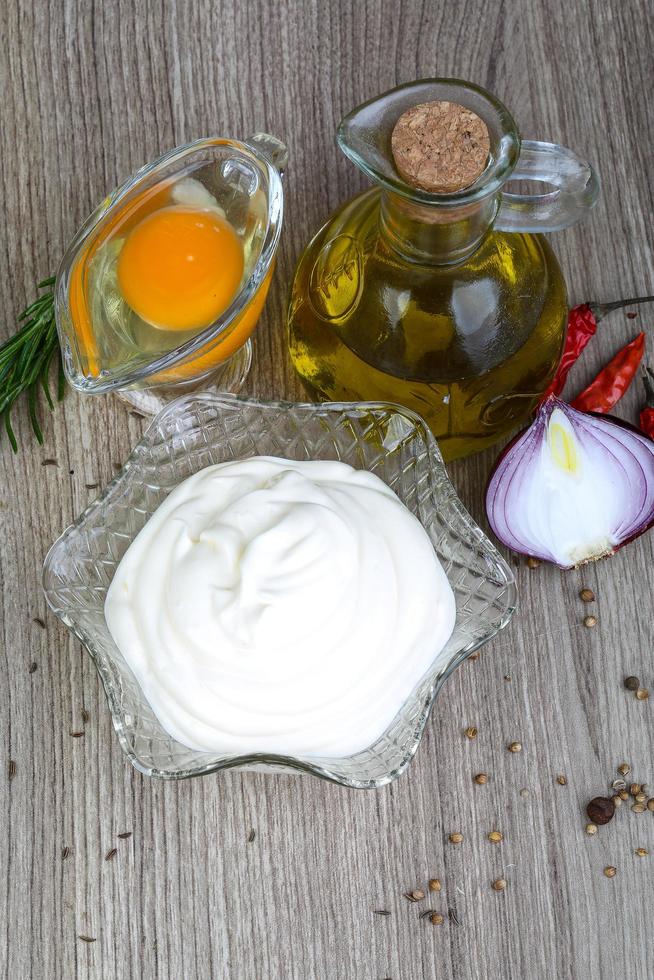 Maionese salsa nel un' ciotola su di legno sfondo foto