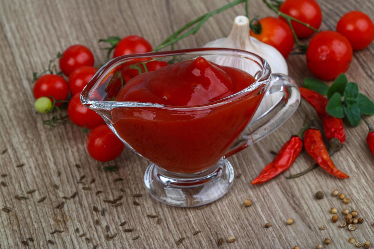 pomodoro ketchup nel un' ciotola su di legno sfondo foto