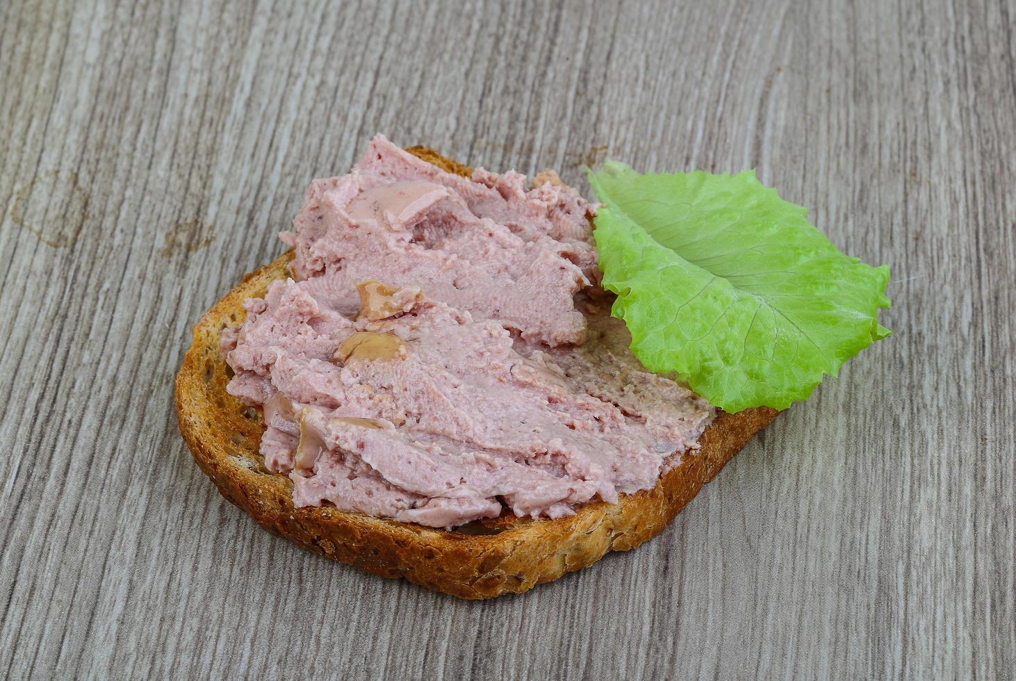 paté Sandwich su di legno sfondo foto