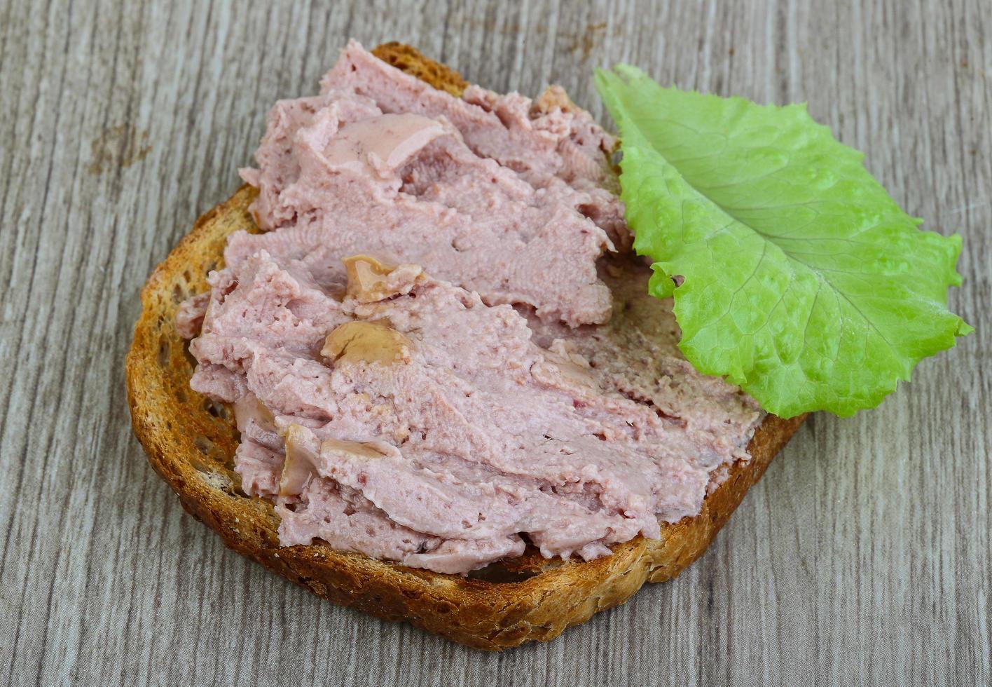 paté Sandwich su di legno sfondo foto