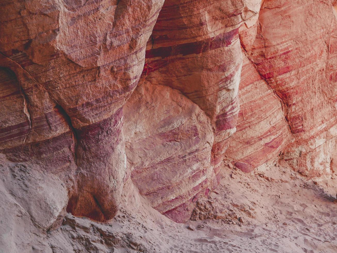 strati di roccia colorati foto