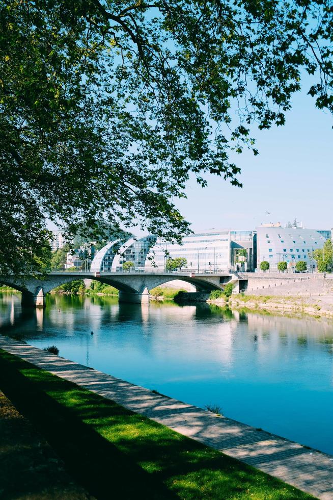 ponte sul fiume foto