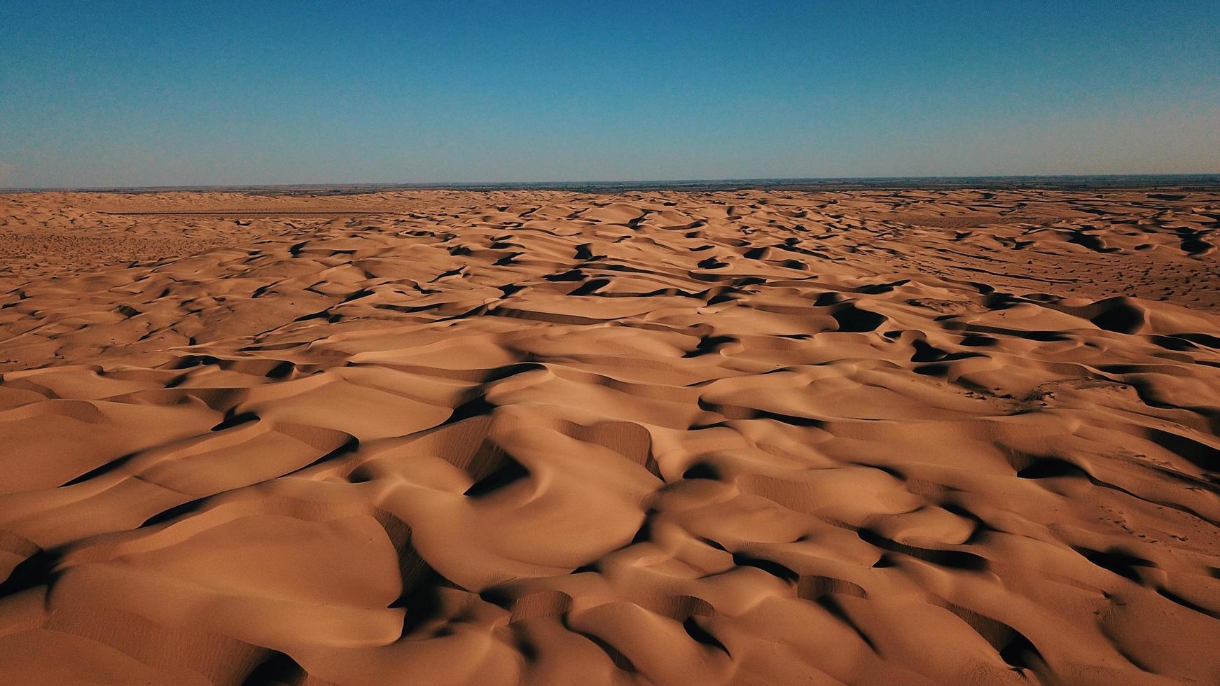 dune di sabbia marrone foto