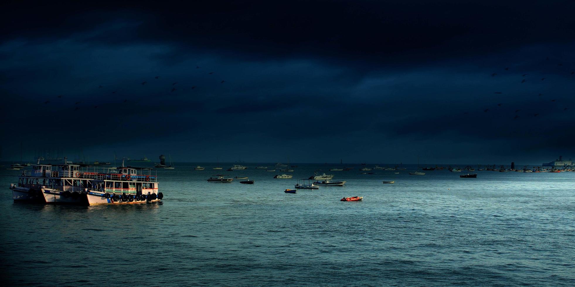 barche in mare di notte foto